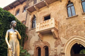 Statue of Juliette and her balcony at Casa di Giulietta