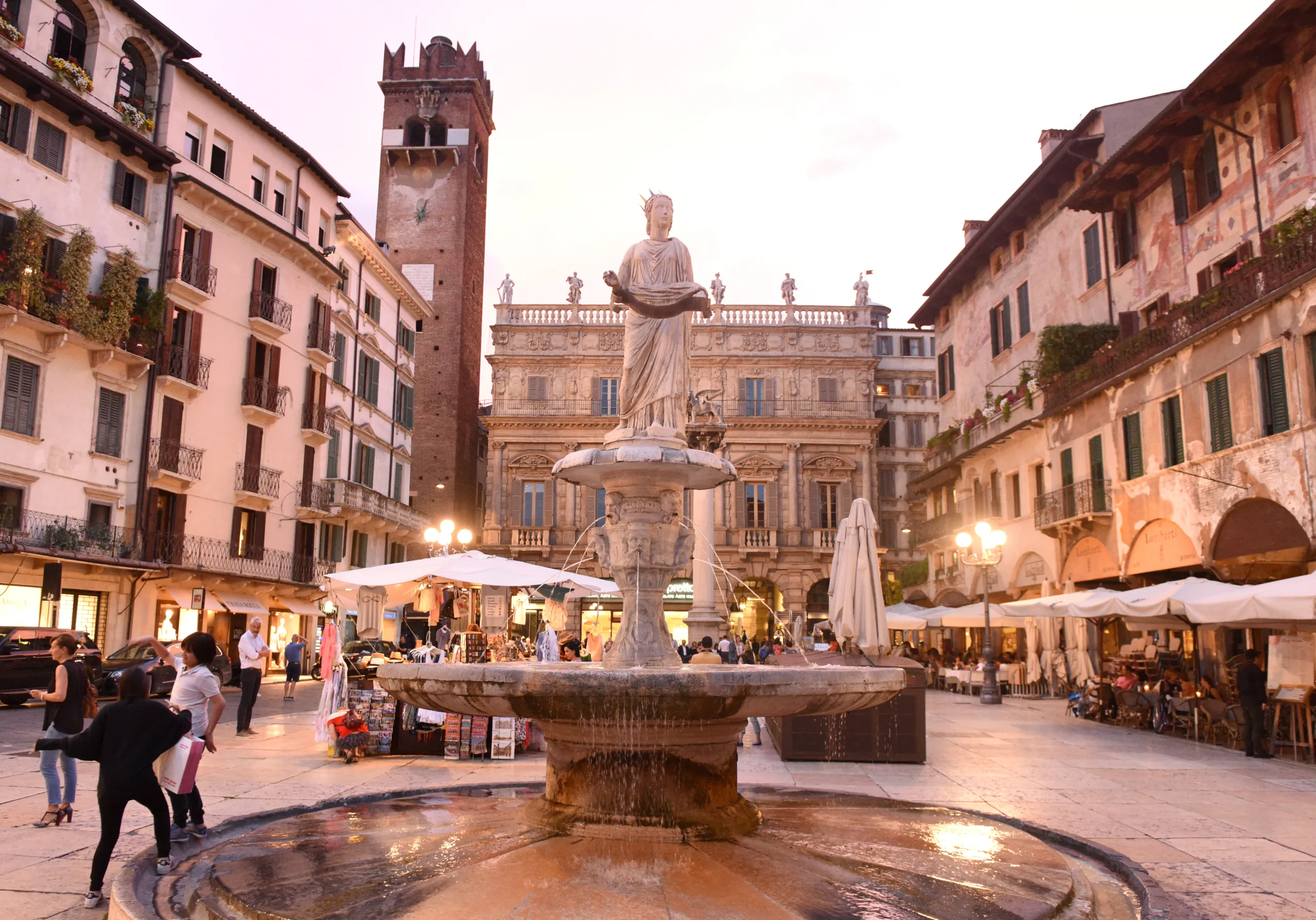 Fountain in the center of Piazza del Erbe
