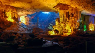 Hang Sung Sot Cave, Halong Bay, Vietnam